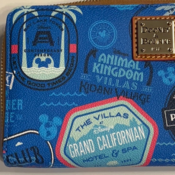Disney Vacation Club 2022 Wallet/Wristlet by Disney Dooney & Bourke; NWT - Picture 6 of 16